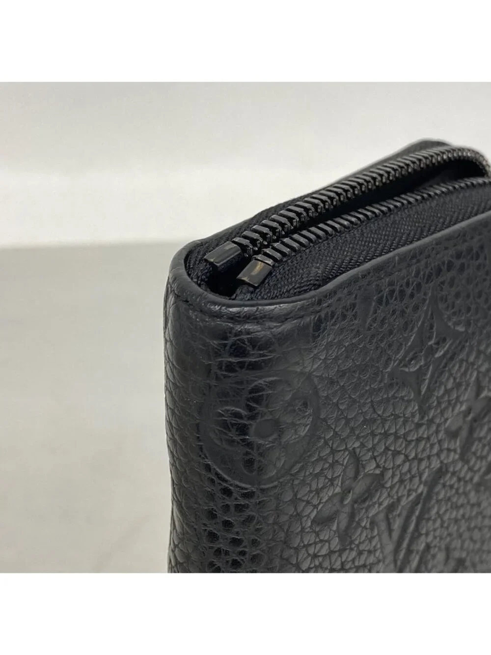 Louis Vuitton Wallet Monogram Taurillon Zippy Vertical Noir